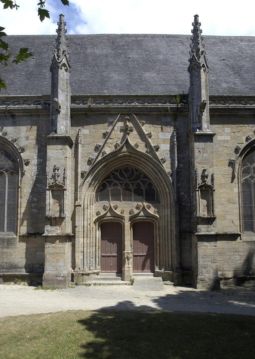 Basilique Notre-Dame-de-Paradis et ses abords, place Maréchal Foch (Hennebont)