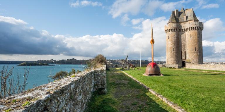 Vue de la tour Solidor depuis le nord-est. Au premier plan à gauche, le parapet de la basse-cour. Au centre, la sculpture-girouette baptisée l'Albatros