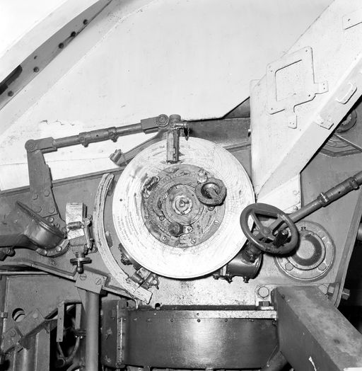 Vue de l'un des quatre canons antiaériens de 10,5 cm sous blindage : disque de hausse gradué (état en 1969)