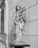 Statue (d'applique, demi-nature) : Vierge à l'enfant, couvent d'Ursulines (Fougères)