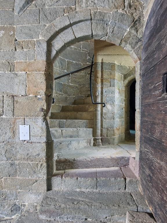 Vue intérieure de la tour Solidor : rez-de-chaussée, pièce intermédiaire, angle est. Cette porte dessert la tour est qui abrite l'escalier en vis