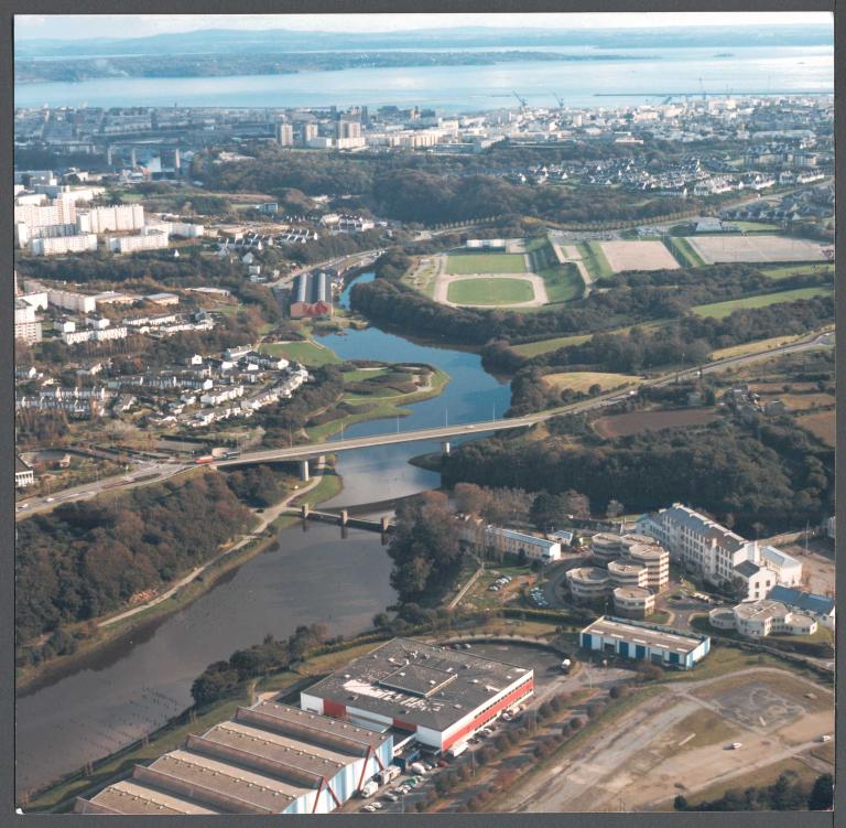 Forges puis usine, puis école des pupilles de la Marine, puis "Centre Marine", actuellement service de santé des armées et centre du service militaire volontaire de Brest, la Villeneuve (Guilers)