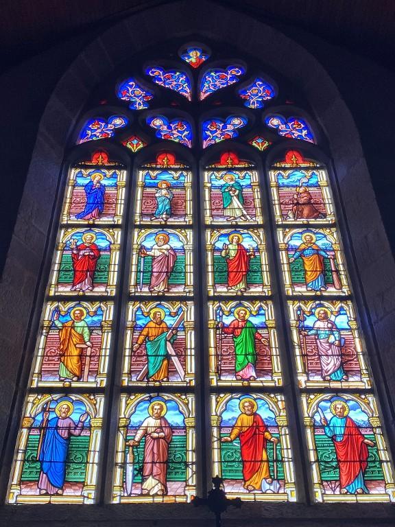Verrière à personnages de la baie 0 : Les douze apôtres, avec la Sainte Famille et saint Bertin, église Saint-Bertin (Guillac)