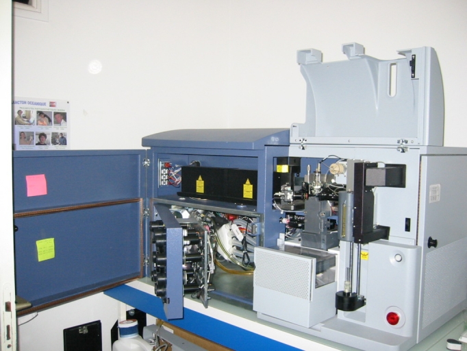 Instrument scientifique dit Cytomètre en flux