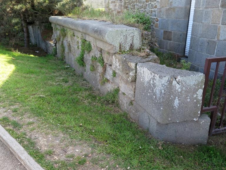 Vue des vestiges de l'escarpe à l'est, le long du rond-point du Naye (état en 2015). En arrière-plan à droite, le bâtiment des Douanes