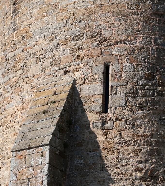 Vue de l'arbalétrière-canonnière sud (dépourvue d'arc de décharge) du rez-de-chaussée de la tour ouest. A gauche, contrefort sud en pierre de taille