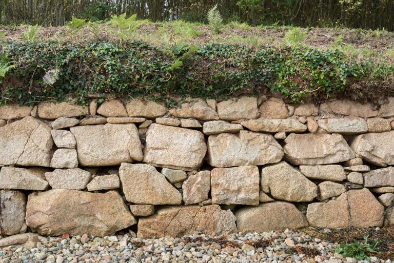 Les constructions littorales en pierre sèche entre Penvénan et Plouguiel