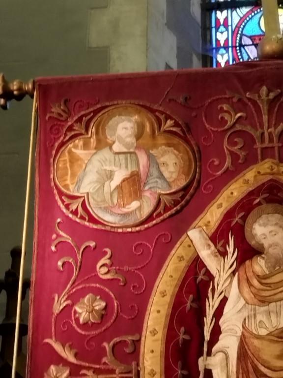 Bannière de procession paroissiale : Christ enseignant avec Sainte Famille, saint André, église Saint-André (Renac)