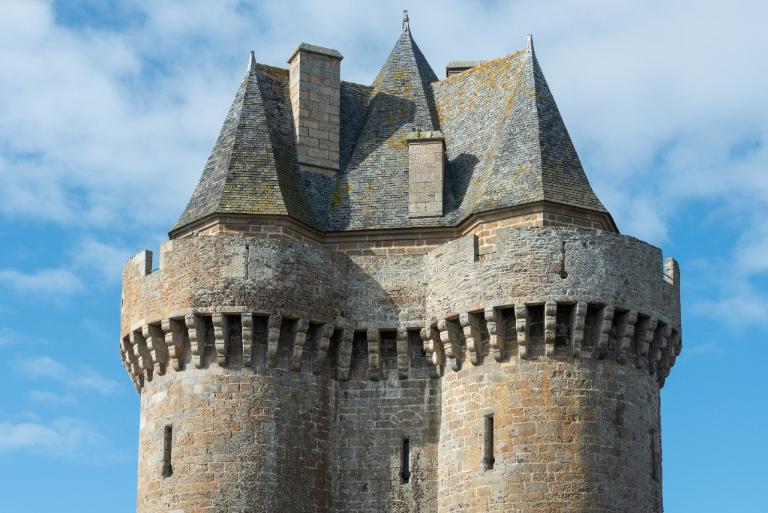 Vue de la tour Solidor depuis l'est-nord-est : deuxième étage, chemin de ronde crénelé équipé de mâchicoulis et étage de comble coiffé de hauts toits en ardoise