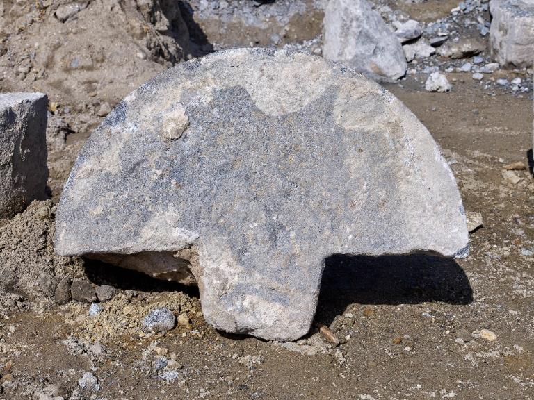 Vue de l'opération archéologique réalisée sous la responsabilité de Ronan Louessard - INRAP avec un suivi scientifique et technique du DRASSM (couverture photographique du 11 mars 2026). Certains chaperons de la digue ont été retrouvés en vrac