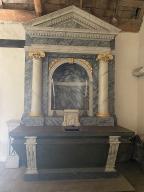 Ensemble de l'autel-retable : autel, retable, tabernacle, gradin d'autel, chapelle Saint-Étienne, Crémenan (Taupont)
