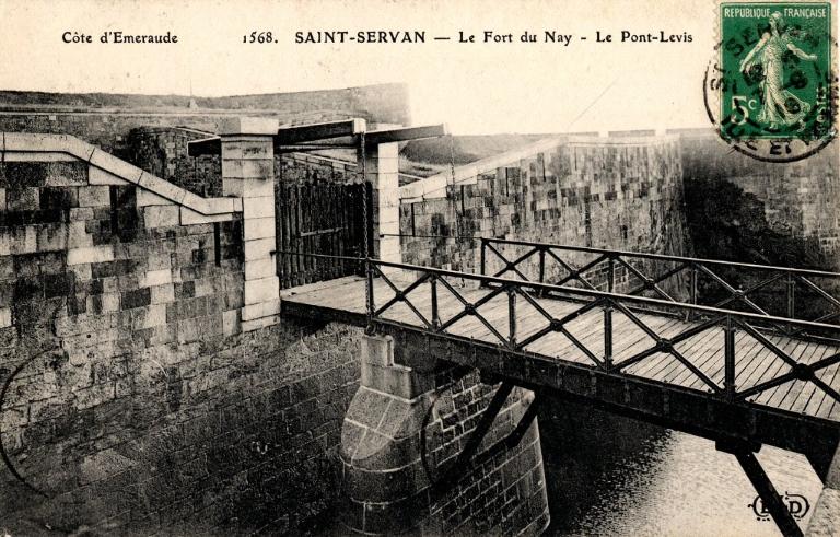 Vue de l'entrée du fort du Naye depuis le nord : fossé, pont-dormant, pile, pont-levis et mur crénelé, carte postale ELD