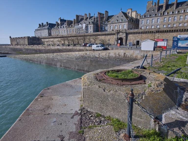 Vue de situation. Implanté à l'angle du quai, le bunker domine la cale de la Bourse. En arrière-plan, A droite, les remparts et immeubles de Saint-Malo