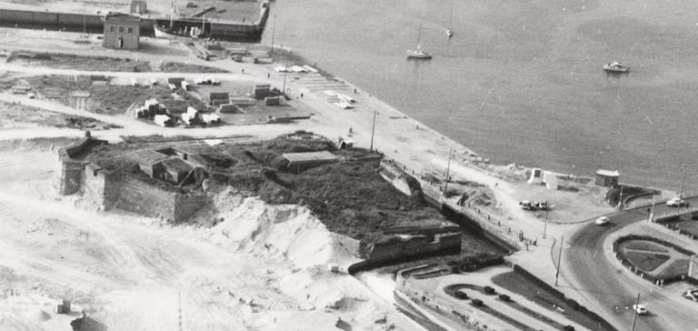 Vue aérienne oblique du fort du Naye depuis le sud, 1er août 1970