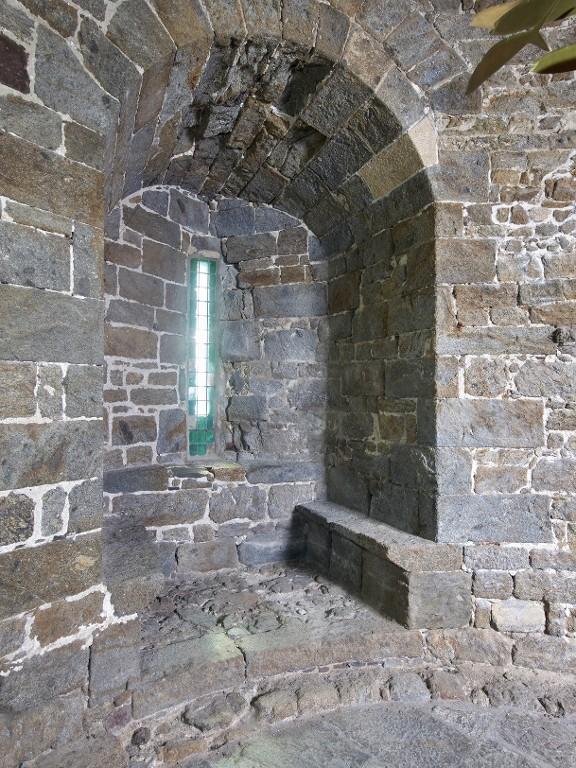 Vue intérieure de la tour Solidor : rez-de-chaussée, tour ouest, arbalétrière-canonnière à double coussiège orientée vers l'ouest. Au niveau du sol se voit l'arase de la fondation (correspondant à la tour primitive)