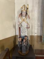 Groupe sculpté : Saint Nicolas et les trois clercs, église paroissiale Saint-Gurval, place de la mairie (Guer)