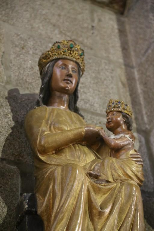 Statue (d'applique, demi-nature) : Vierge à l'Enfant dite Notre-Dame des Marais, église Saint-Sulpice (Fougères)