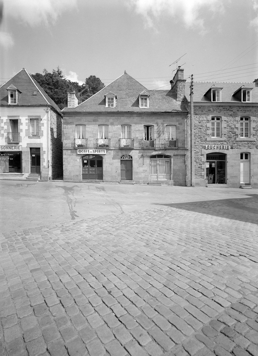 Maison, place Yves Le Trocquer (Pontrieux)