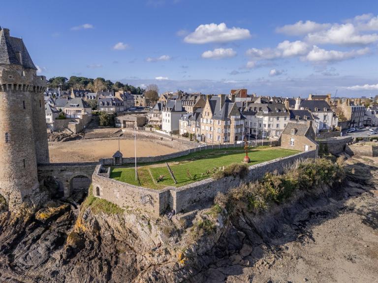 Vue aérienne oblique depuis le sud : pont et basse-cour. En arrière-plan, Saint-Servan et la pointe de la Cité d'Aleth