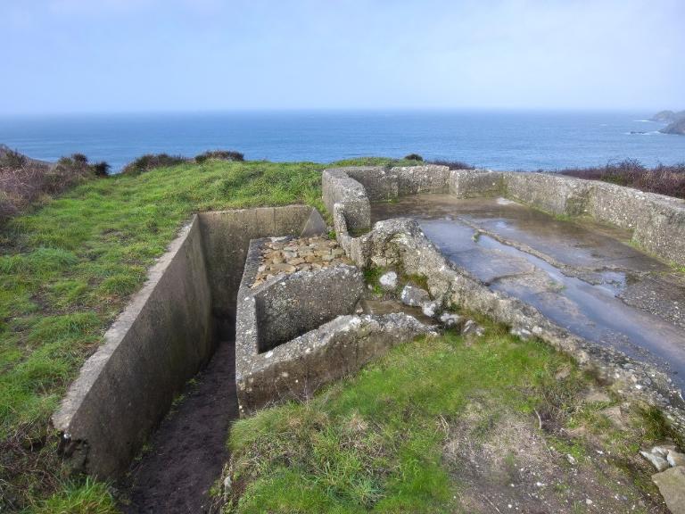 Bunker - abri de type VF 2a pour 10 hommes surmonté d'un emplacement pour projecteur, Men Tan, Lescoff, pointe du Raz (Plogoff)