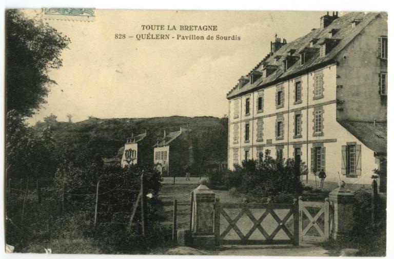 Vue générale de la caserne Sourdis depuis le nord-nord-est : élévation principale orientée vers l'est, carte postale (série : Toute la Bretagne, 828 - Quélern - pavillon de Sourdis). En arrière-plan, deux autres bâtiments militaires
