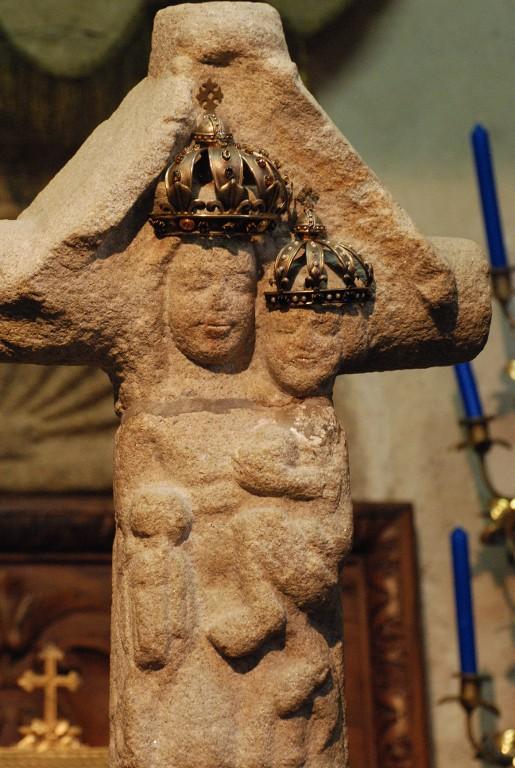 Statue : Vierge à l'Enfant en croix de calvaire dite Notre-dame de Nazareth, église Notre-Dame-de-Nazareth (Plancoët)