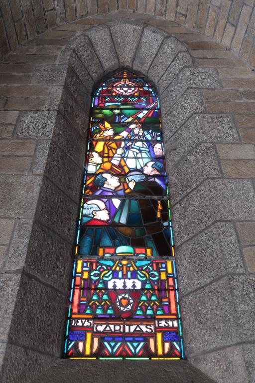 Verrière du couronnement de Notre-Dame de Délivrance, basilique Notre-Dame-de-Délivrance (Quintin)