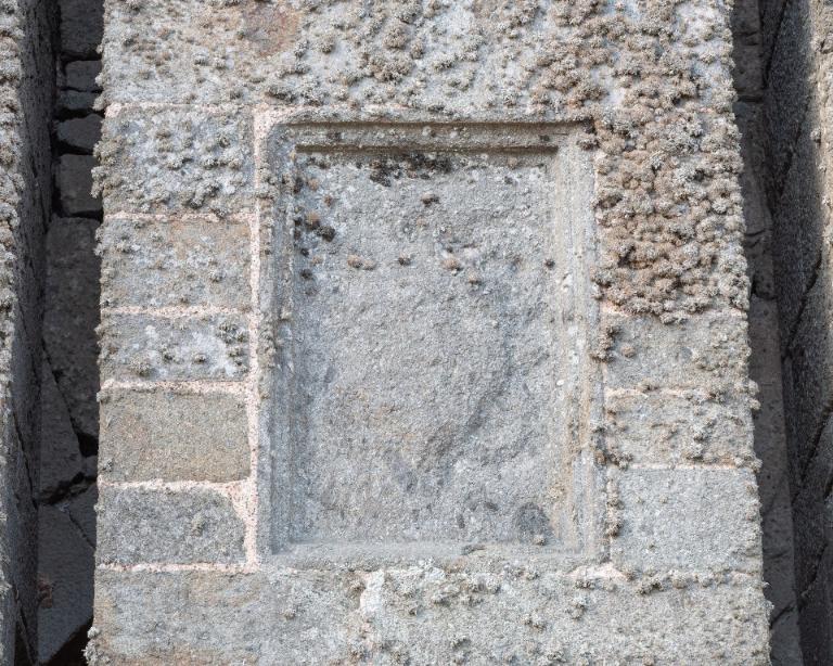 Vue de la tour Solidor : détail des armoiries implantées au-dessus de la porte. De part et d'autre se trouvent les rainures des flèches du pont-levis