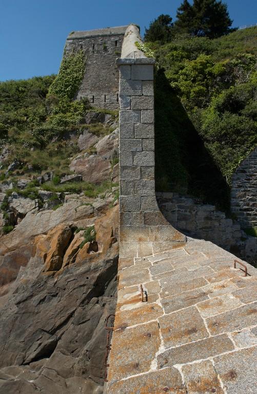 Vue de la branche tombante ouest percée d'ouvertures de tir (état en 2009)