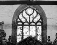 Verrière (maîtresse-vitre) : Couronnement de la Vierge par le Christ en présence de saint Dominique et de sainte Catherine de Sienne (baie 0), verrière figurée, église paroissiale Notre-Dame-de-Croas-Batz (Roscoff)