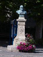 Monument commémoratif de François-Marie Luzel, Cour Luzel, Place de l'Église (Plouaret)