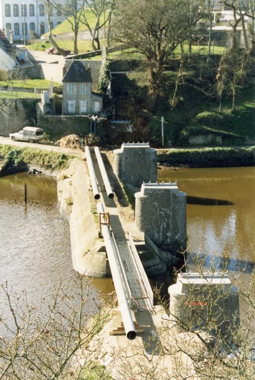 Forges puis usine, puis école des pupilles de la Marine, puis "Centre Marine", actuellement service de santé des armées et centre du service militaire volontaire de Brest, la Villeneuve (Guilers)
