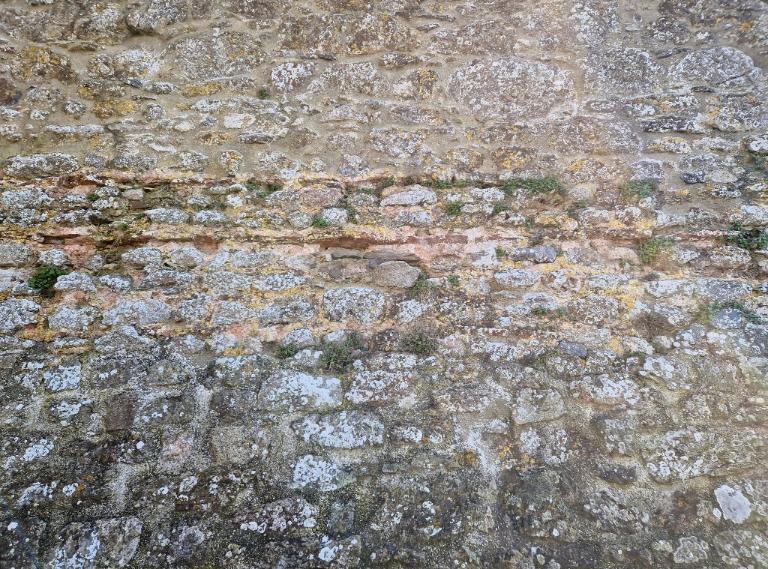 Vue de détail de l'élévation nord de la basse-cour : maçonnerie mêlant moellon et chainage en brique correspondant au niveau d'occupation gallo-romain