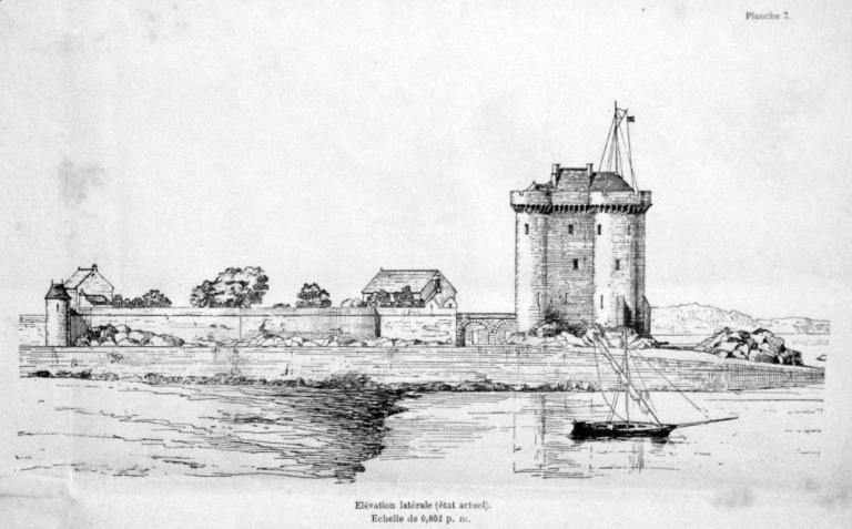 Vue de la tour Solidor depuis le nord-ouest : état avant restauration, dessin d'Albert Ballu, architecte, planche n° 7, 1883. Au sommet de tour se dresse un mât de pavillon. Dans la basse-cour se trouvent deux bâtiments. Les arches du pont sont occupées