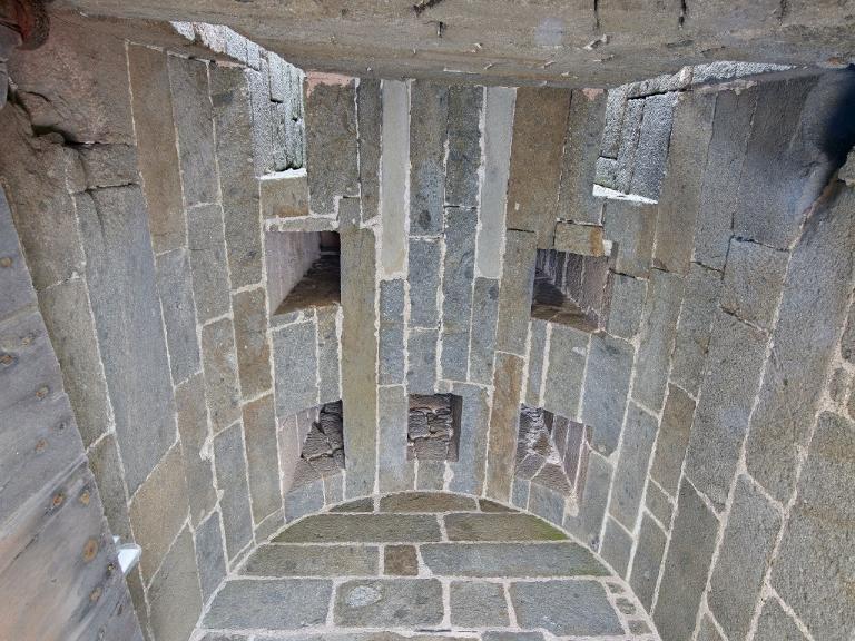 Vue intérieure de la tour Solidor : rez-de-chaussée, détail de la voûte du passage d'entrée avec ses cinq assommoirs accessibles depuis le premier étage