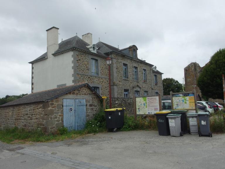 École publique, 7 place du Château (Hédé)