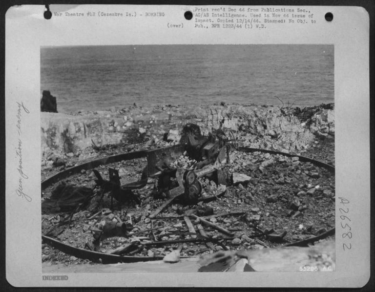 Vue des résultats des bombardements américains sur l'Île Cézembre : cuve en béton armée et canon de 19,4 cm de calibre (ici, les vestiges du pivot central), septembre 1944