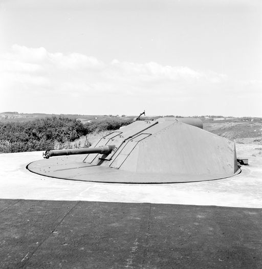 Vue de l'un des quatre canons antiaériens de 10,5 cm sous blindage (état en 1969). Le blindage est de type en calotte sphérique
