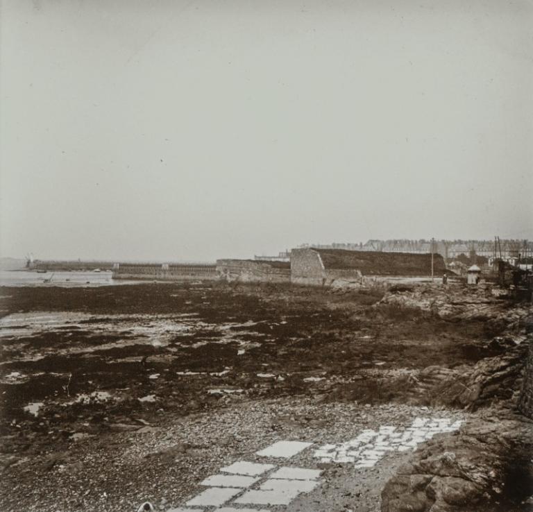 Vue du fort du Naye depuis Saint-Servan, plaque de verre, vers 1900-1920
