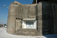 Bunker-casemate de flanquement pour canon de 8,8 cm, accolé à l'ouest du bunker K1 (Lorient)