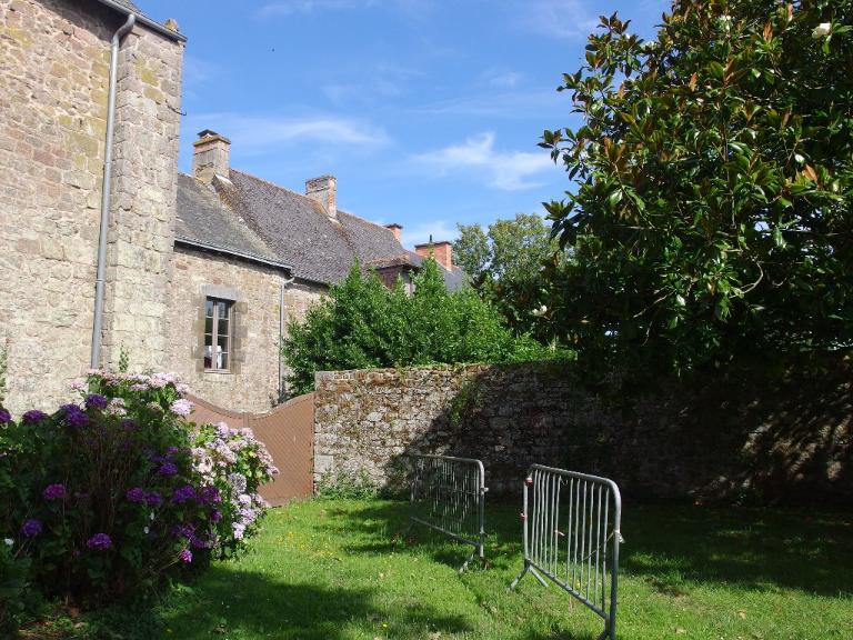 Presbytère, 17 place de l'église (Hédé fusionnée avec Bazouges-sous-Hédé pour former la commune de Hédé-Bazouges en 2009)