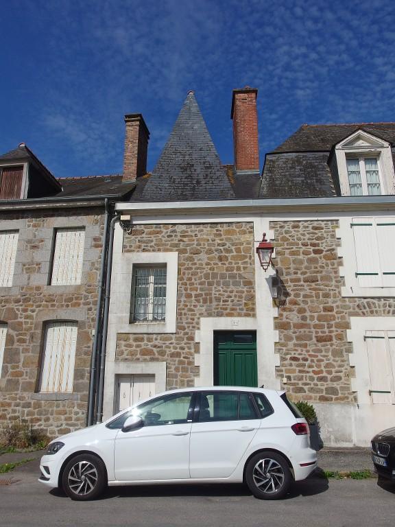 Maison, 7 bis, 9, 9 bis place de l'église (Hédé fusionnée avec Bazouges-sous-Hédé pour former la commune de Hédé-Bazouges en 2009)