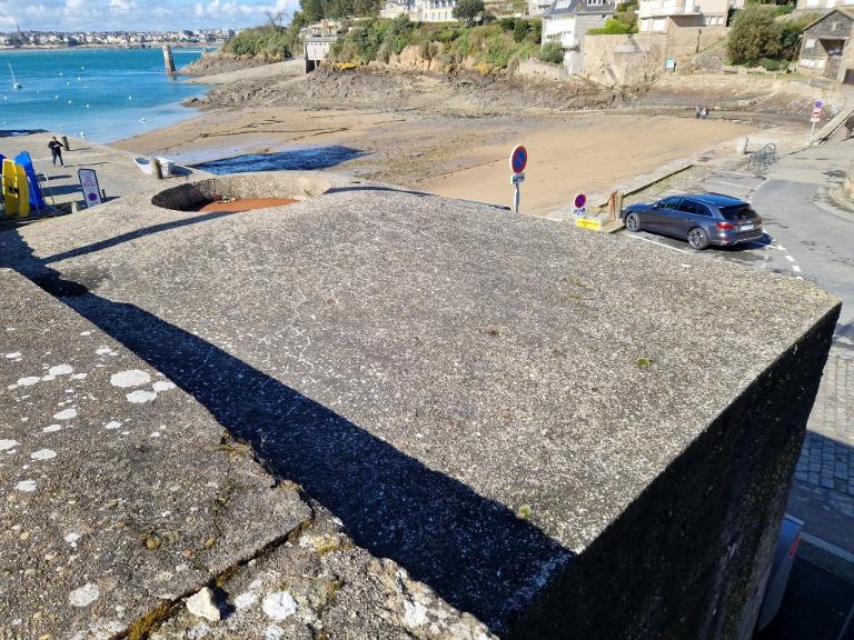 Vue du bunker-poste d'observation et de tir dit Tobruk situé au nord de la basse-cour. En arrière plan, l'anse Saint-Père