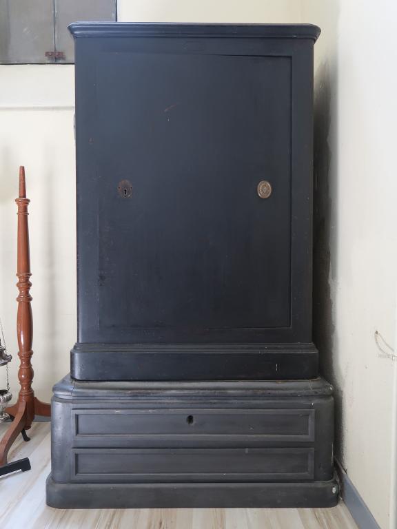 Coffre-fort Charlier et Guenot, basilique Notre-Dame-de-Délivrance (Quintin)