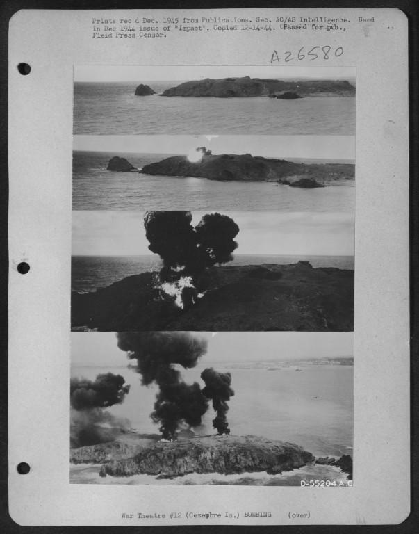 Vue de l'Île Cézembre sous les bombardements américains : explosion d'une bombe incendiaire au napalm, 31 août 1944. Elles sont nommées bombes incendiaires, bombes gélatineuses et frites françaises