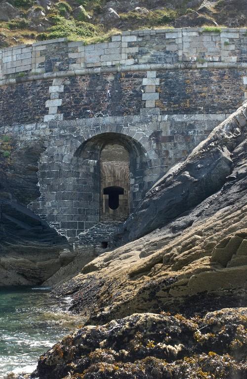 Vue depuis la mer : embrasure est de la batterie casematée aménagée sous la plate-forme (état en 2009)