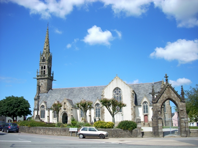 Église paroissiale Saint-Pierre, place Eugène Forest (Plouguin)