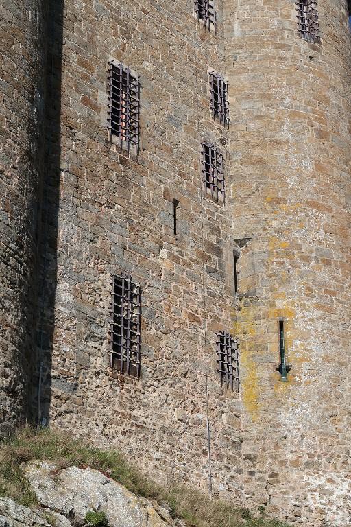 Vue de détail de l'élévation sud de la tour : deux mises en uvre différentes sont visibles dans la maçonnerie