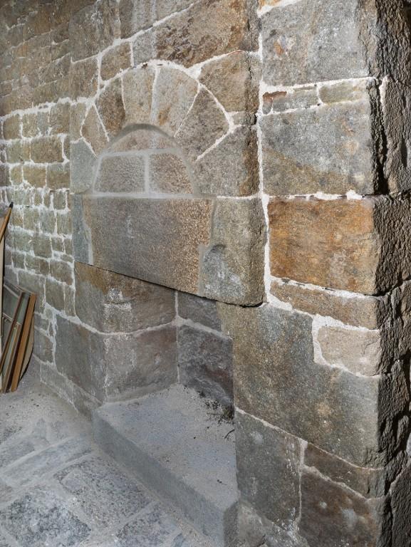 Vue intérieure de la tour Solidor : premier étage, corps de garde (tour nord et pièce située au-dessus du passage d'entrée), cheminée à piédroit chanfreiné
