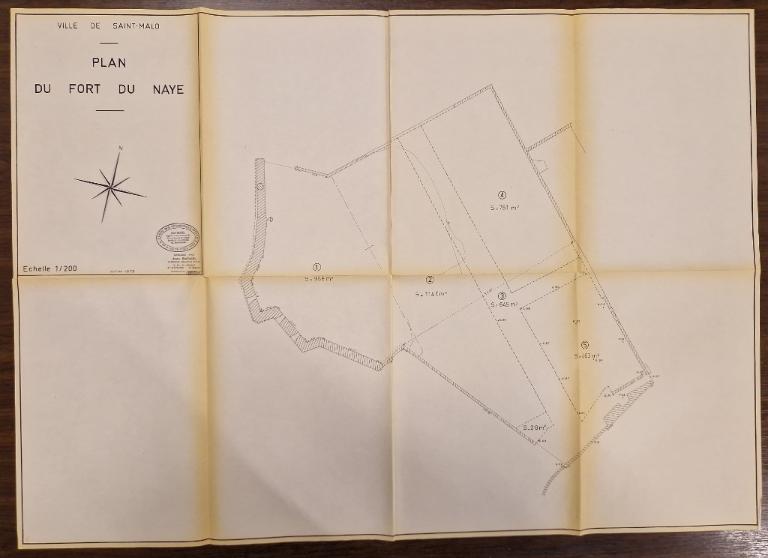Plan du fort du Naye par Jean Baduel, ingénieur-géomètre à Saint-Servan - Saint-Malo, juillet 1979. Cinq lots sont figurés dans l'emprise du fort (968 m2, 1 140 m2, 761 m2, 460 m2 et 645 m2 pour la voirie)